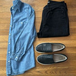 🧢Old Navy classic chambray long sleeve button down shirt. Size XS.